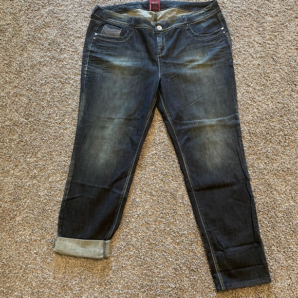 NWOT Torrid Jeans - Picture 1 of 4